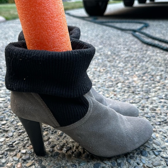 Grey slouchy ankle booties size 7.5 - Picture 3 of 6